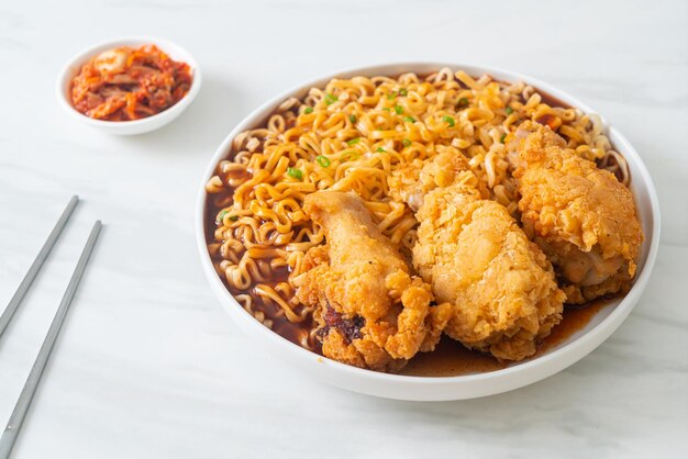 fideos instantáneos coreanos con pollo frito o ramyeon de pollo freído