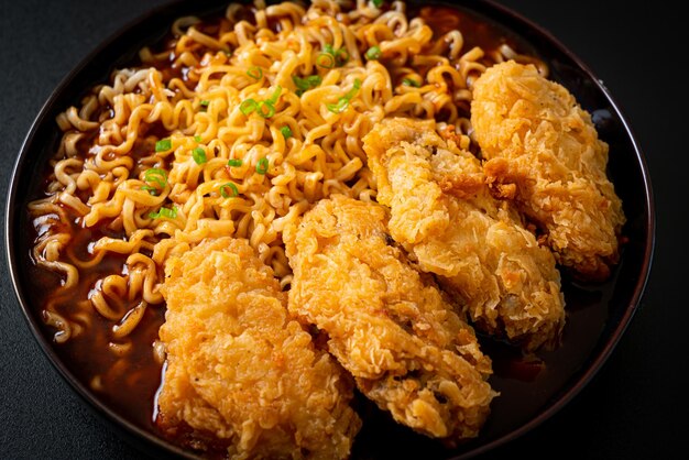 Fideos instantáneos coreanos con pollo frito o ramyeon de pollo frito - estilo de comida coreana