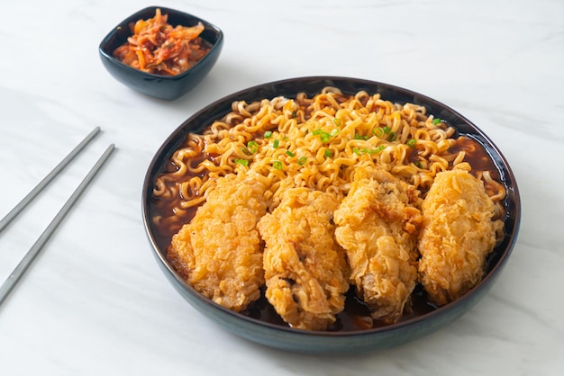Fideos instantáneos coreanos con pollo frito o ramyeon de pollo frito - estilo de comida coreana