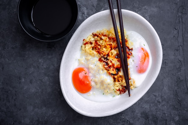 Fideos instantáneos coreanos con sabor a queso picante ramen, fideos salteados.