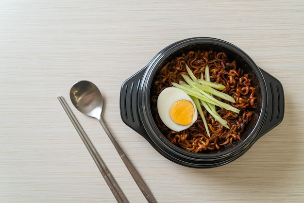 Fideos instantáneos coreanos con salsa de frijoles negros Jajangmyeon o JJajangmyeon