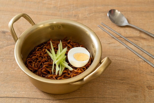 Fideos instantáneos coreanos con salsa de frijoles negros con pepino y huevo cocido (Jajangmyeon o JJajangmyeon) - estilo de comida coreana