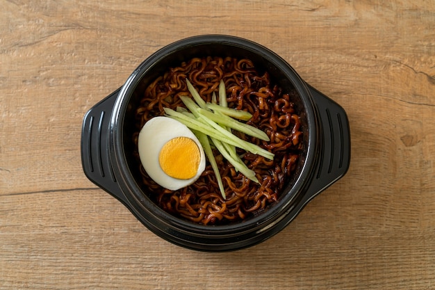 Fideos instantáneos coreanos con salsa de frijoles negros con pepino y huevo cocido (Jajangmyeon o JJajangmyeon) - estilo de comida coreana