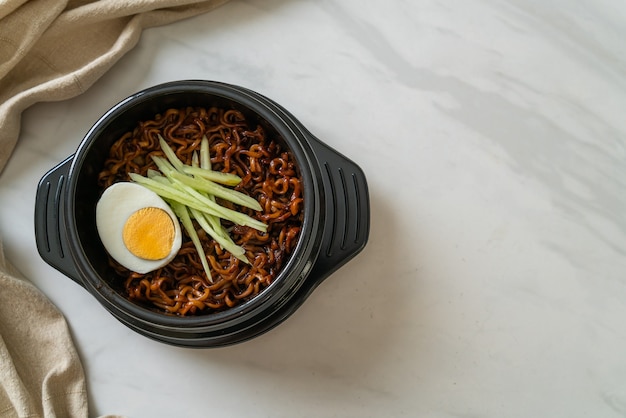 Fideos instantáneos coreanos con salsa de frijoles negros con pepino y huevo cocido (Jajangmyeon o JJajangmyeon) - estilo de comida coreana