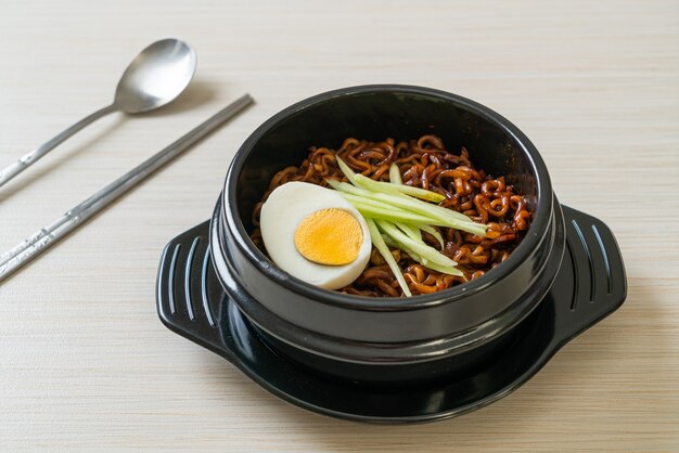 Fideos instantáneos coreanos con salsa de frijoles negros con pepino y huevo cocido (Jajangmyeon o JJajangmyeon) - estilo de comida coreana