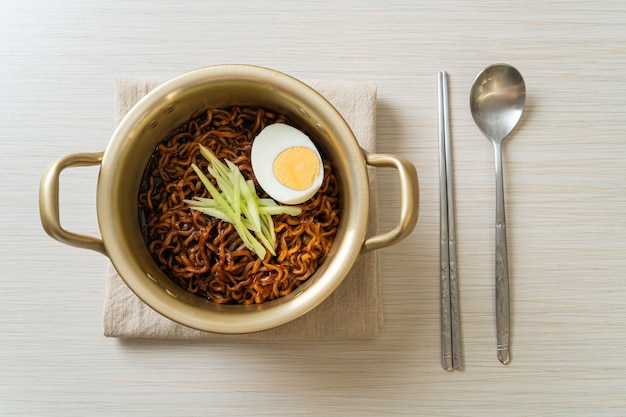 Fideos instantáneos coreanos con salsa de frijoles negros con pepino y huevo cocido (Jajangmyeon o JJajangmyeon) - estilo de comida coreana