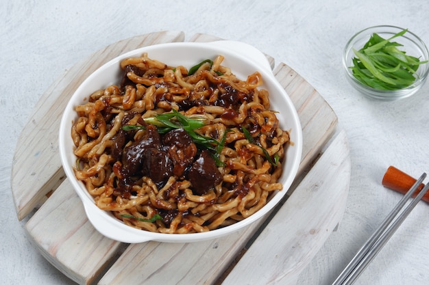 fideos instantáneos coreanos con salsa de frijoles negros