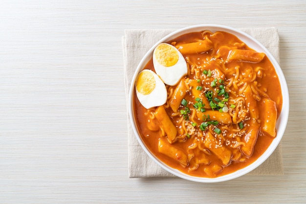 Foto fideos instantáneos coreanos y tteokbokki en salsa picante coreana, rabokki - estilo de comida coreana