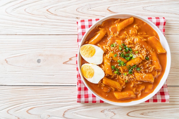 Foto fideos instantáneos coreanos y tteokbokki en salsa picante coreana, rabokki - estilo de comida coreana