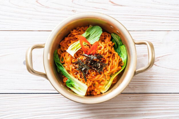 Fideos instantáneos coreanos con vegetales y kimchi