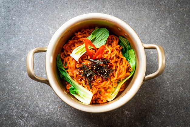 Fideos instantáneos coreanos con vegetales y kimchi