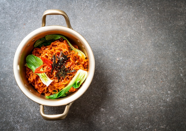 Fideos instantáneos coreanos con vegetales y kimchi