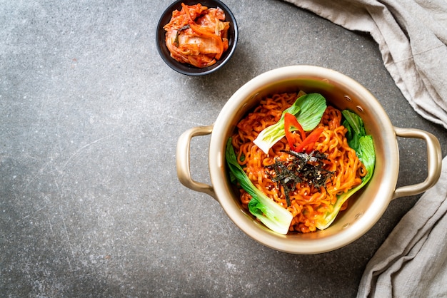 Fideos instantáneos coreanos con vegetales y kimchi