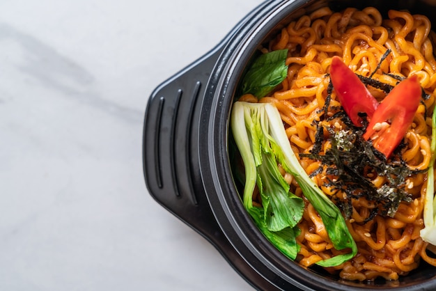 Fideos instantáneos coreanos con vegetales y kimchi