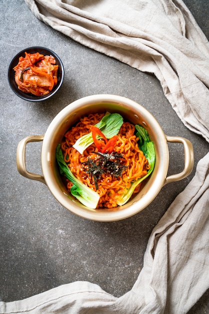 fideos instantáneos coreanos con vegetales y kimchi