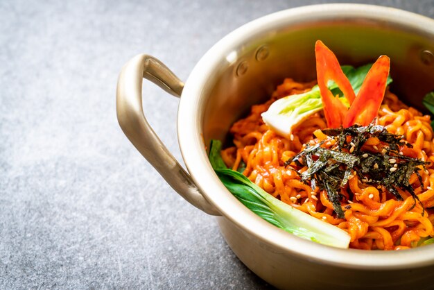 fideos instantáneos coreanos con vegetales y kimchi