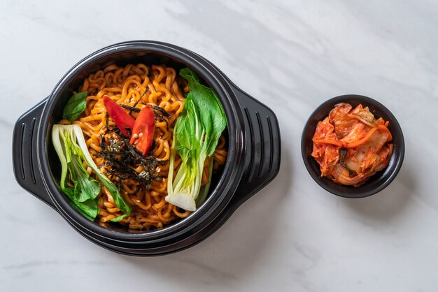 fideos instantáneos coreanos con vegetales y kimchi