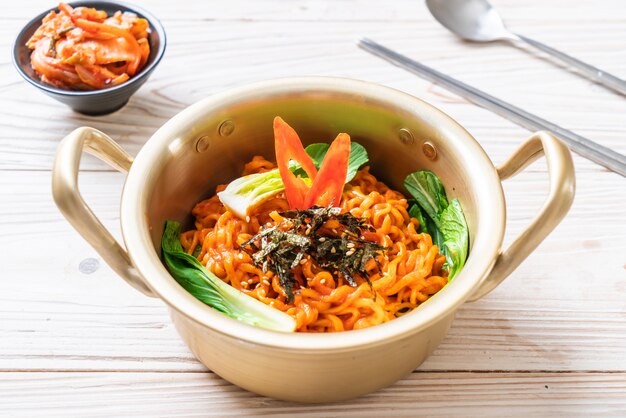 Fideos instantáneos coreanos con vegetales y kimchi