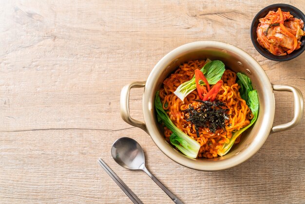 Fideos instantáneos coreanos con vegetales y kimchi