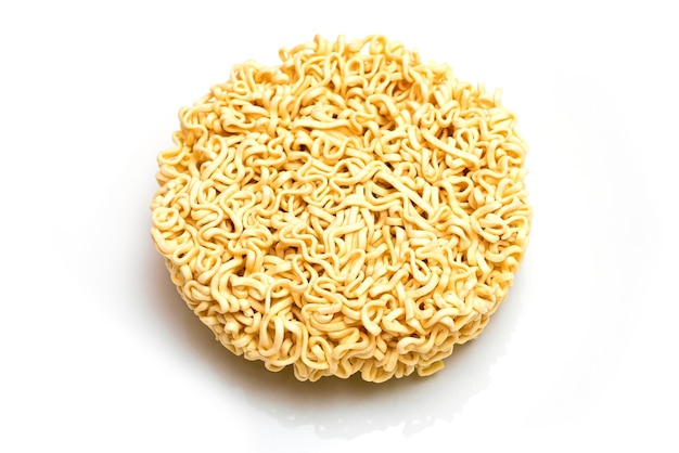 Fideos instantáneos crudos en un plato blanco