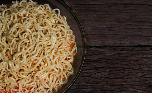 fideos instantáneos en un cuenco sobre un fondo de madera