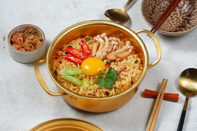 fideos instantáneos estilo coreano ramyoen o ramyun con sabor picante cubierto con yema de huevo de chile