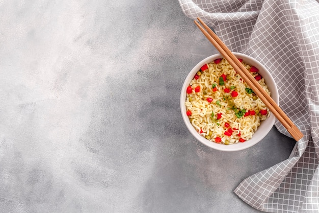 Fideos instantáneos con guisantes y verduras