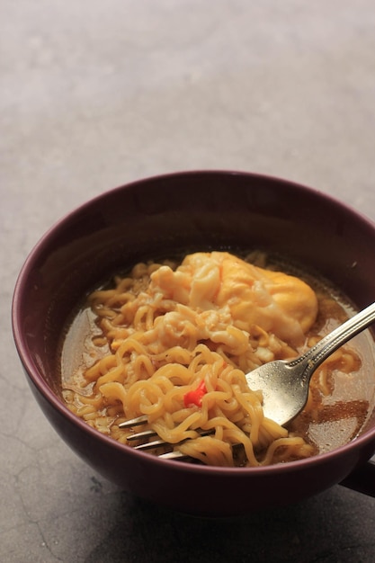 Fideos instantáneos indonesios (comida chatarra) con chiles cortados