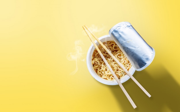 Fideos instantáneos con palillos