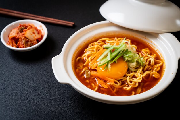 Fideos instantáneos picantes coreanos con huevo, vegetales y kimchi