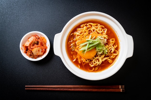 fideos instantáneos picantes coreanos con huevo, verduras y kimchi