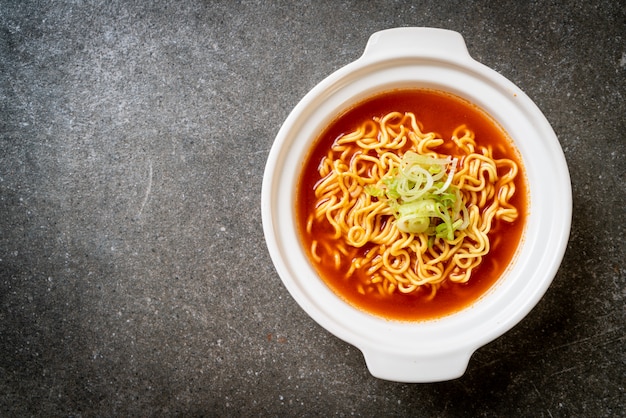 fideos instantáneos picantes coreanos con kimchi