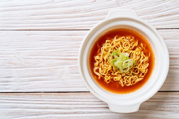 Foto fideos instantáneos picantes coreanos con kimchi