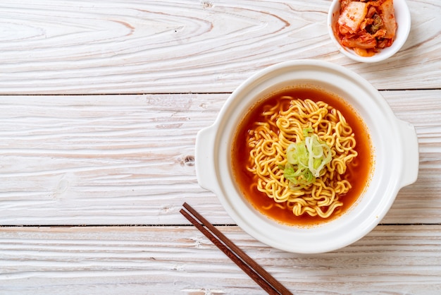 fideos instantáneos picantes coreanos con kimchi