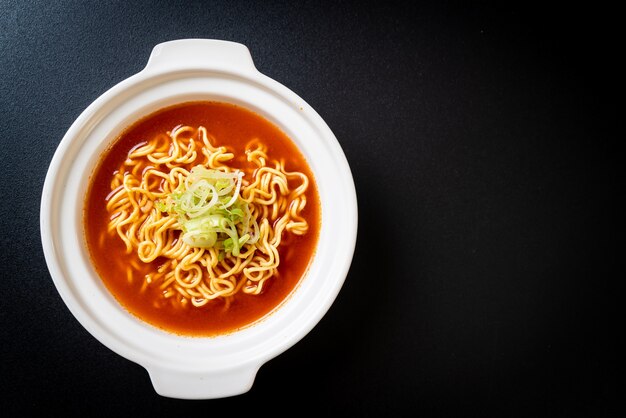 Foto fideos instantáneos picantes coreanos con kimchi