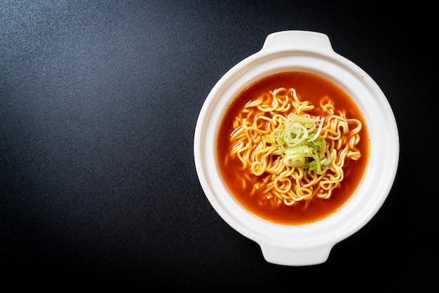 Foto fideos instantáneos picantes coreanos con kimchi