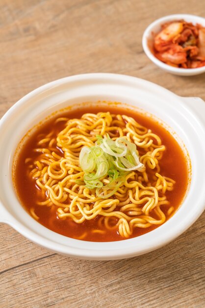 fideos instantáneos picantes coreanos con kimchi