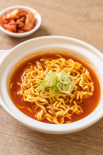 fideos instantáneos picantes coreanos con kimchi