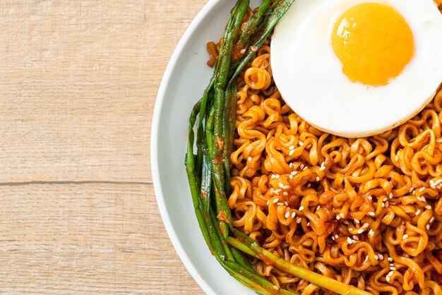 Fideos instantáneos picantes coreanos secos caseros con huevo frito