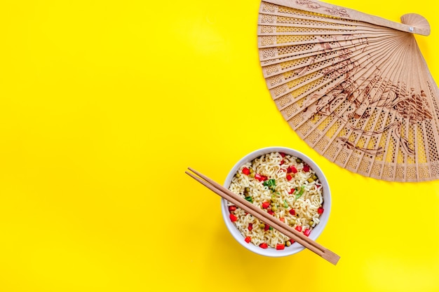 Fideos instantáneos con pimiento, guisantes, palillos