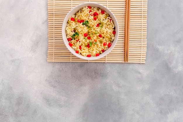 Fideos instantáneos con pimiento, guisantes y verduras