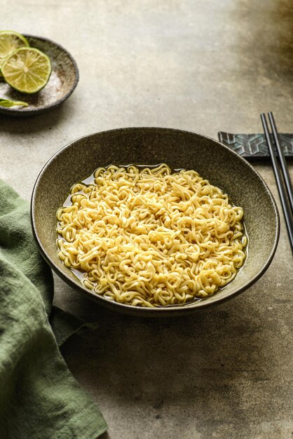 fideos instantáneos en un plato