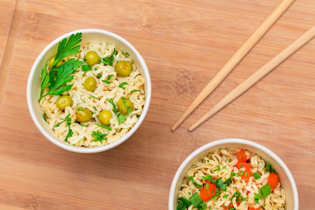 Fideos instantáneos preparados con guisantes, zanahoria y verduras