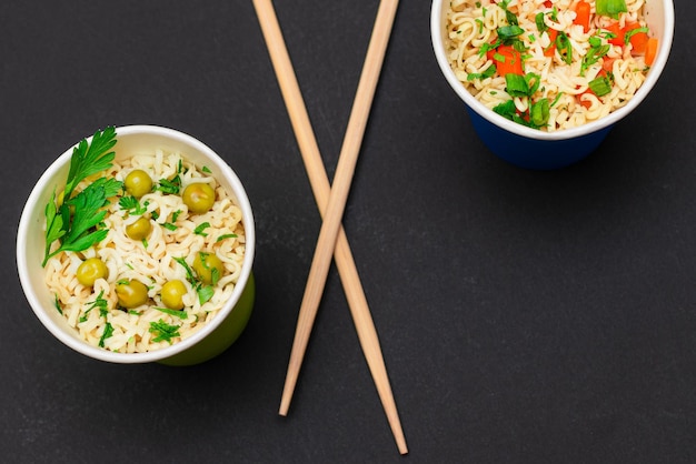 Fideos instantáneos preparados con guisantes, zanahoria y verduras