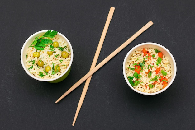 Fideos instantáneos preparados con guisantes, zanahoria y verduras