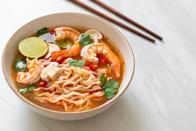 fideos instantáneos ramen en sopa picante con camarones (Tom Yum Kung) - estilo de comida asiática