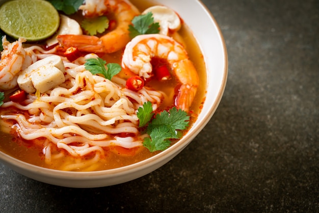 fideos instantáneos ramen en sopa picante con camarones (Tom Yum Kung) - estilo de comida asiática