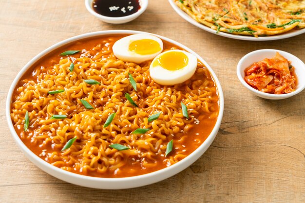 Fideos instantáneos Ramyeon o coreanos con huevo - estilo de comida coreana