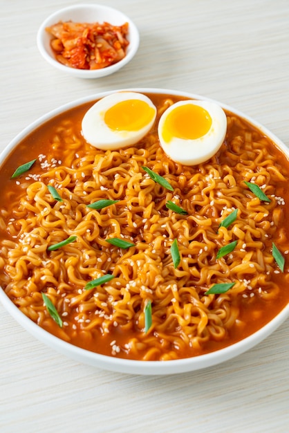 Fideos instantáneos Ramyeon o coreanos con huevo - estilo de comida coreana