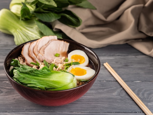 Fideos instantáneos con rodajas de cerdo y Bok choy.